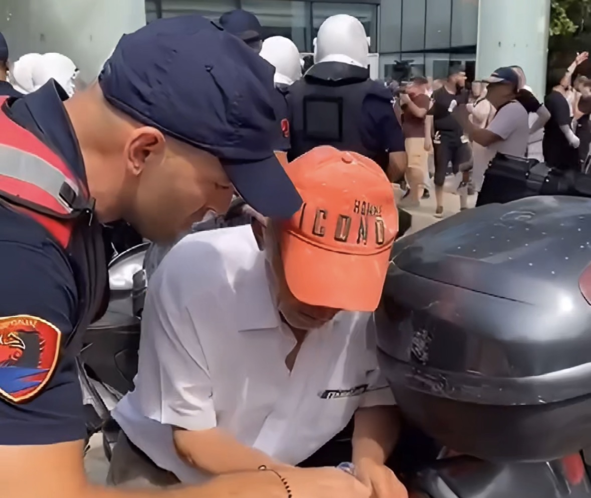 Polici i vjen në ndihmë të moshuarit  I jep ujë dhe kujdeset për të