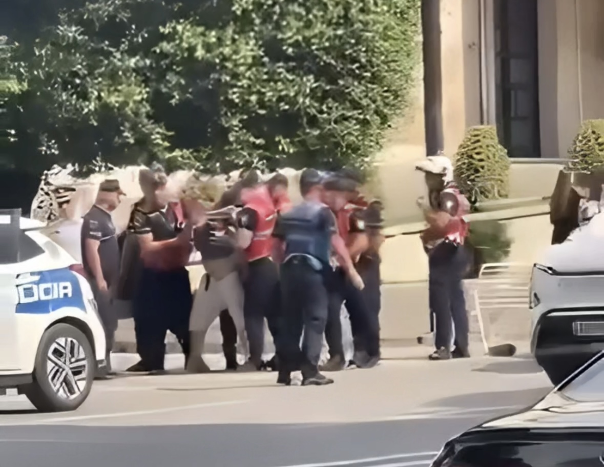 Policia largon me forcë protestuesit që qëndronin para Kryeministrisë