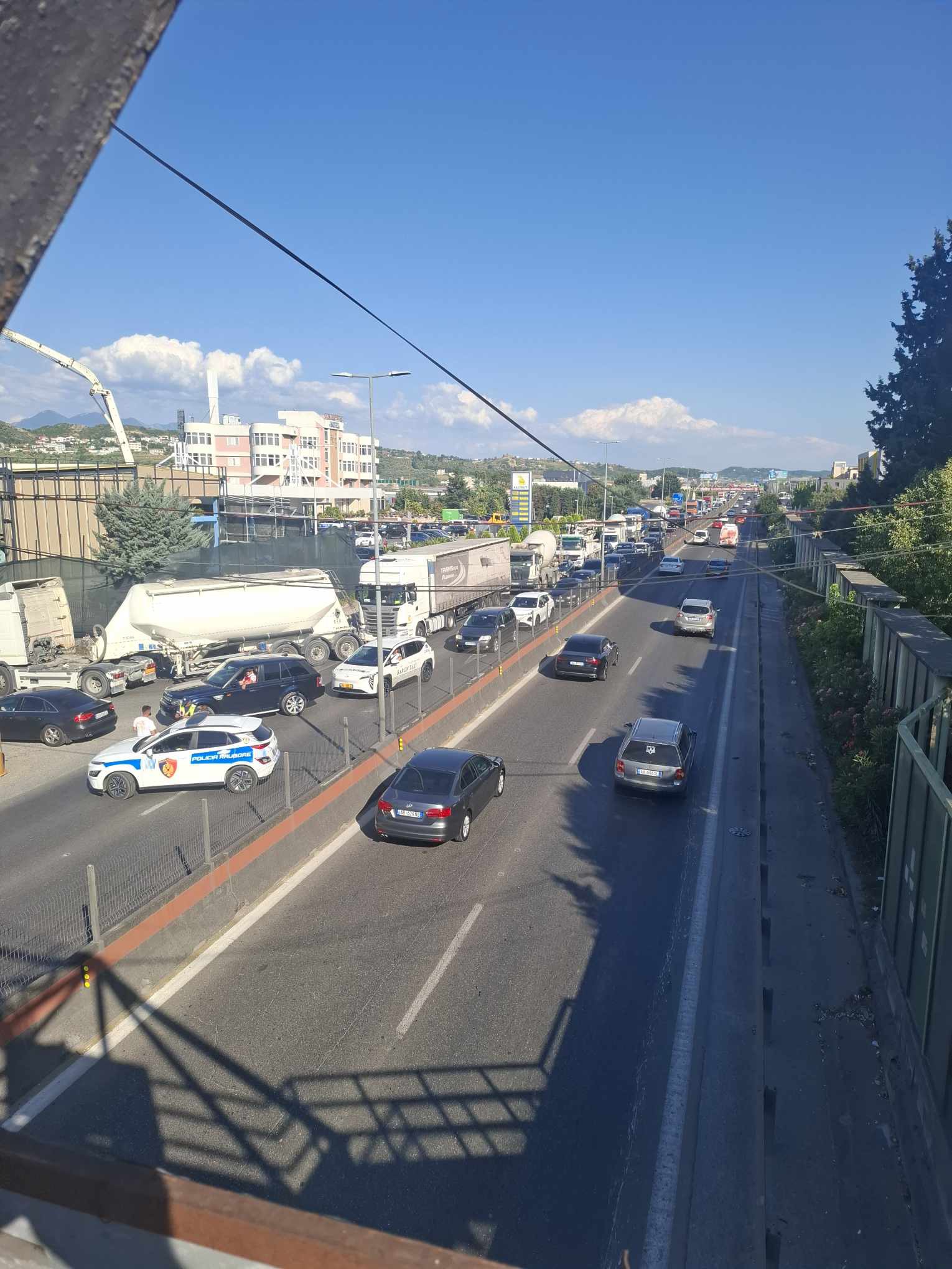 Bllokohet autostrada nga zjarri i rënë, qarkullimi devijohet nga rruga dytësore