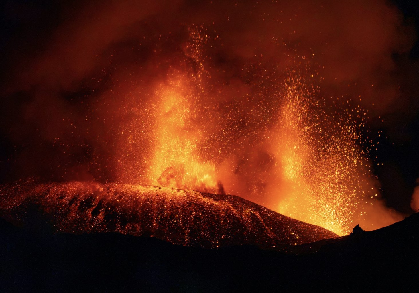 Etna nxjerr shtëllunga hiri  pezullohen shumica e fluturimeve në Katania