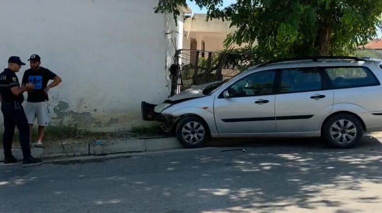  Ford  i del nga rruga në Fier  një i mitur përfundon me urgjencë në spital