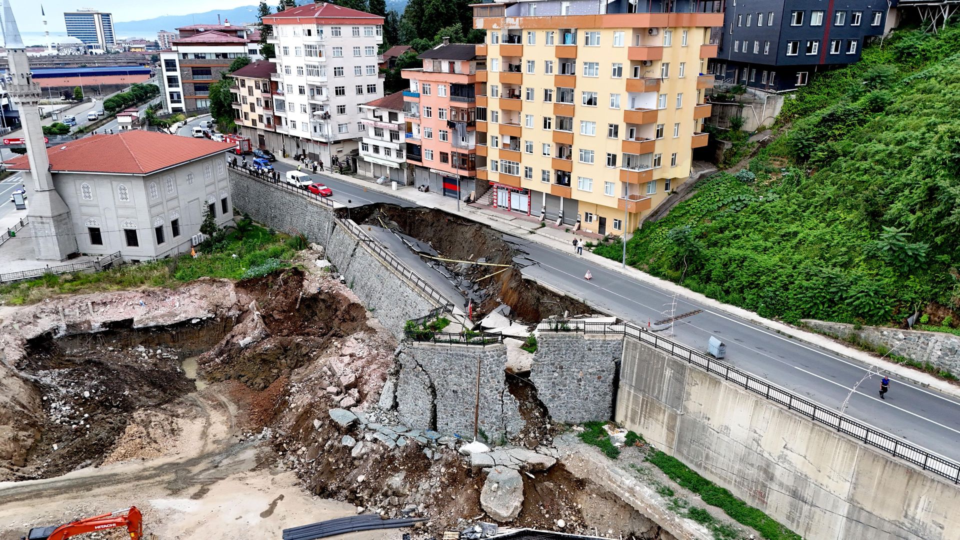 Pamje dramatike nga Turqia  rruga shembet papritur dhe rrezikon ndërtesat