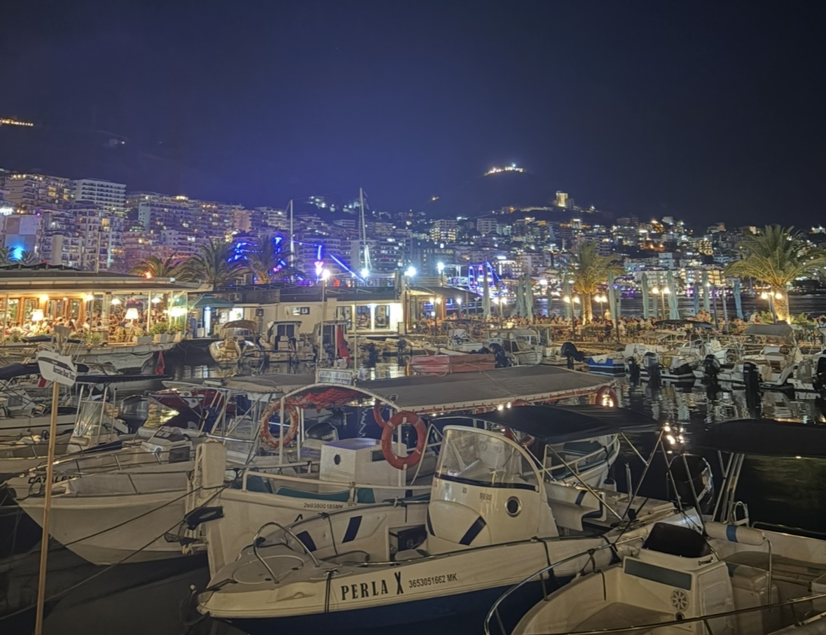 Turistja angleze paguan gabimisht 100 mijë lekë për një faturë 10 mijë lekëshe  mahnitet nga gjesti i kamarierit