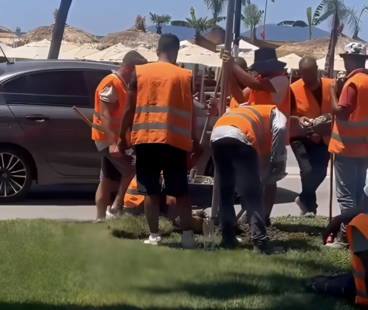 “9 veta për një tabelë”: Në Lungomare njëri punon, tjerët bëjnë tifo