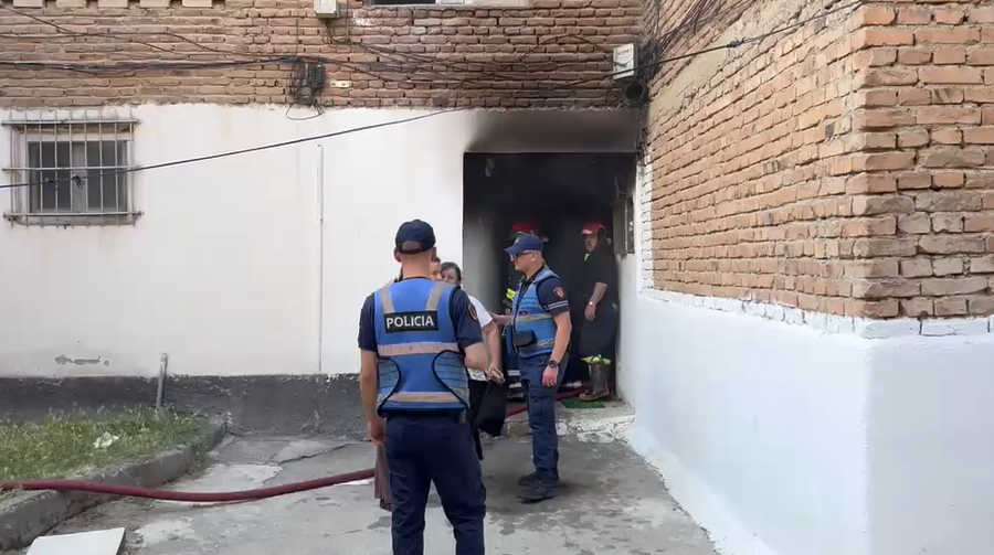 Flakët i marrin jetën një 74-vjeçari në Korçë, evakuohen banorët e pallatit