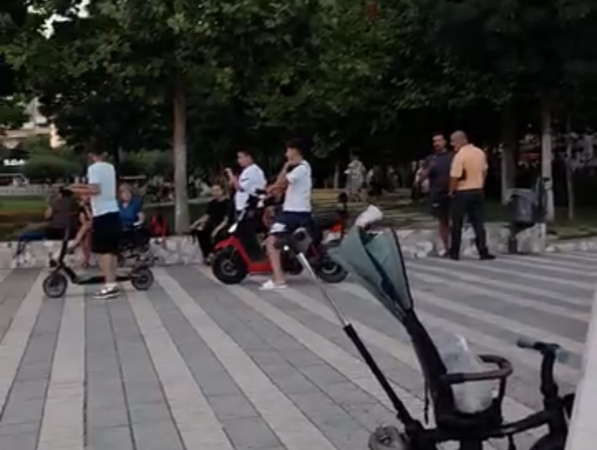 Motorët dhe skuterat elektrikë mes fëmijëve shqetësim për qytetarët e Fierit
