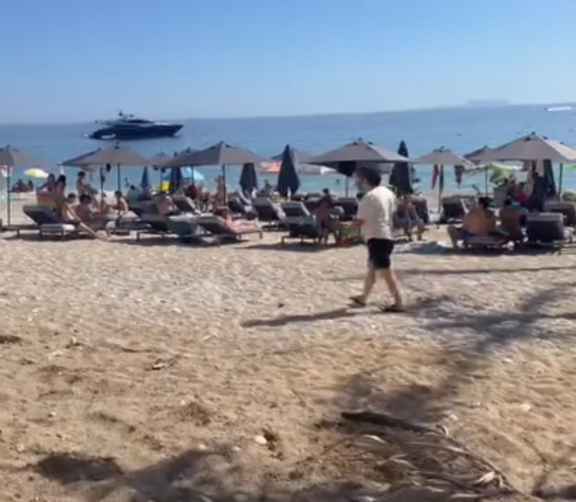 Edhe plazhi publik në Dhërmi i jepet privatit  Çadrat me pagesë pushtojnë bregdetin