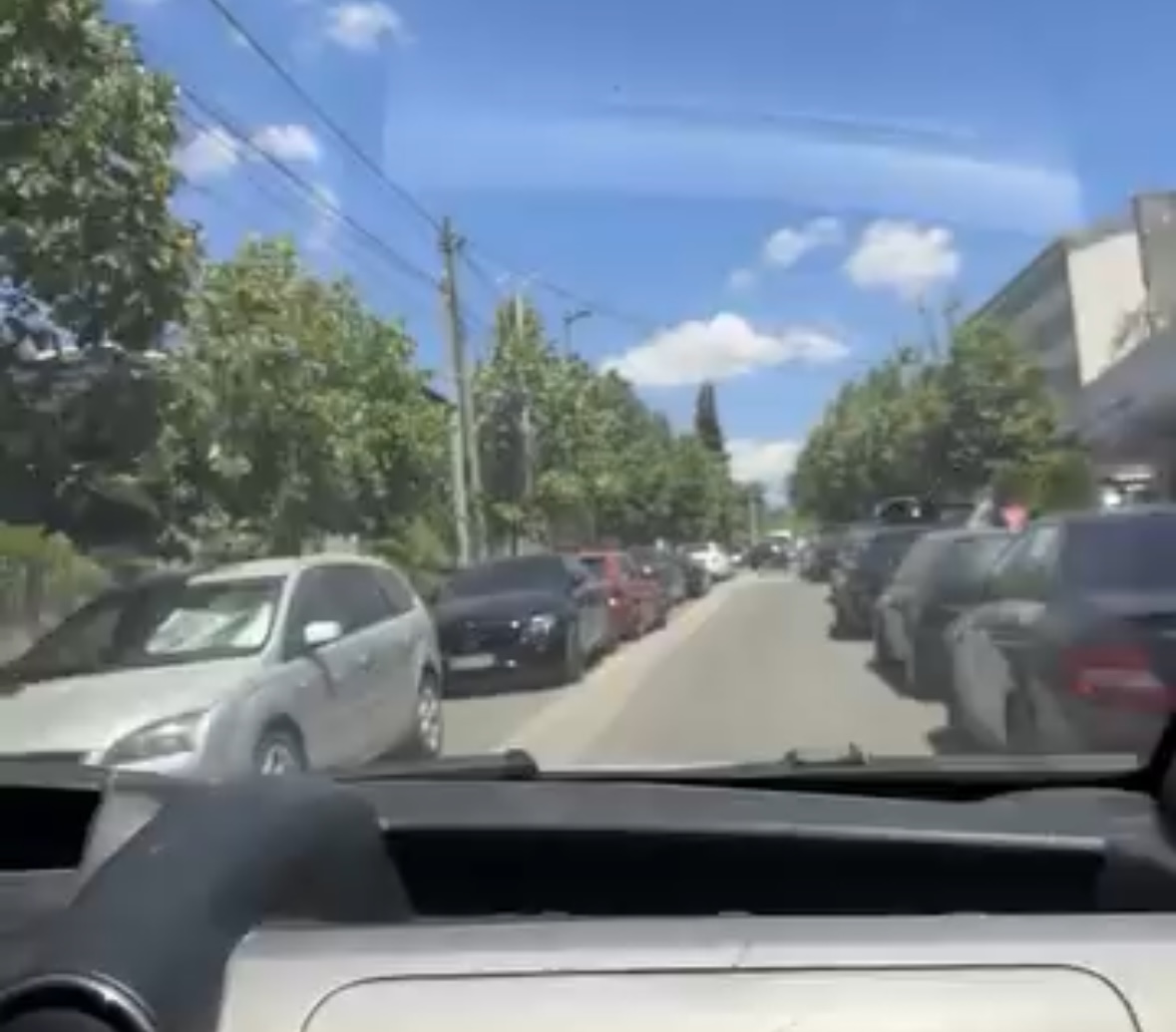 Rruga  Hasan Vathi  në Institut bllokohet nga parkimet në të dyja anët
