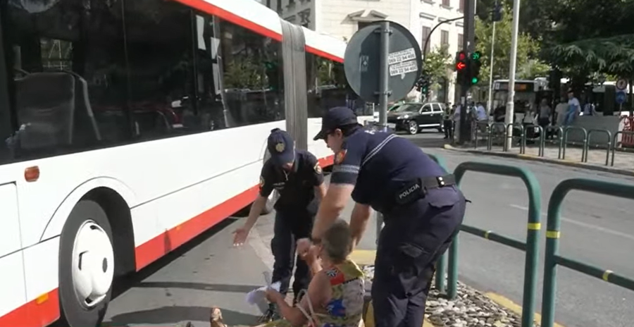  Fikni makinat   Protestuesit bllokojnë rrugën  tensione me shoferët dhe policinë