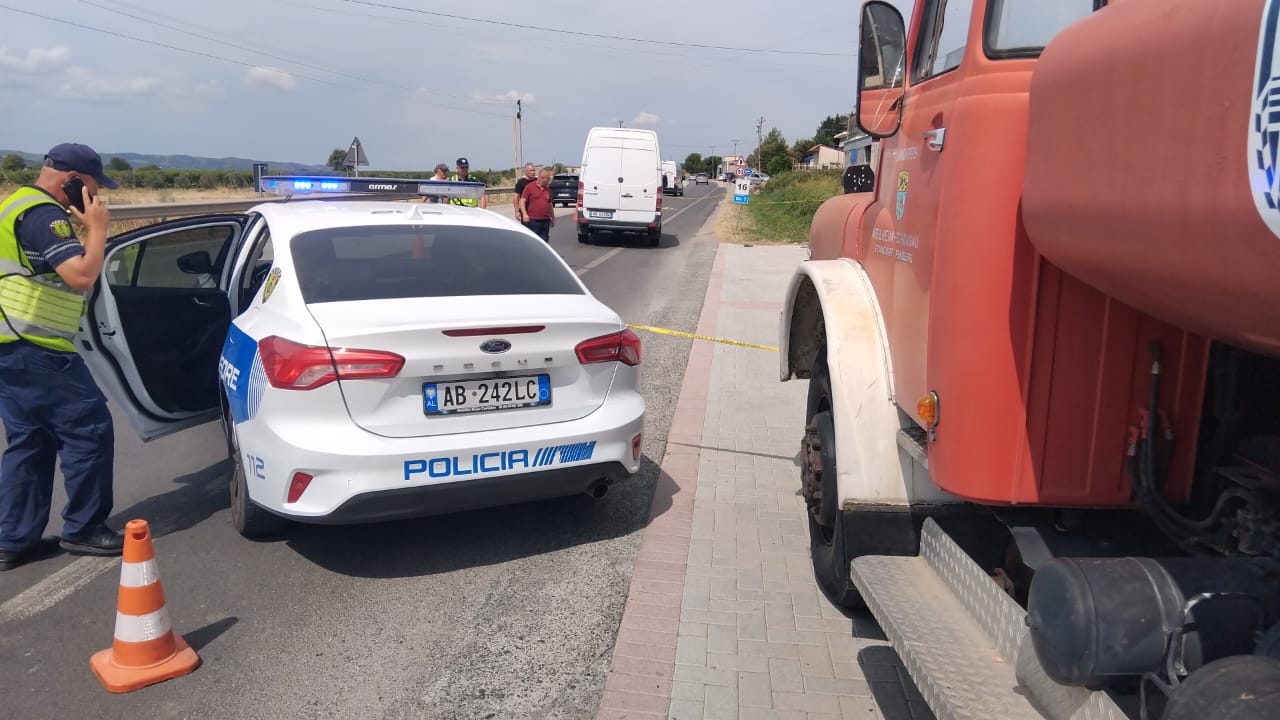 Aksident fatal në aksin Peqin-Elbasan, humb jetën një këmbësor