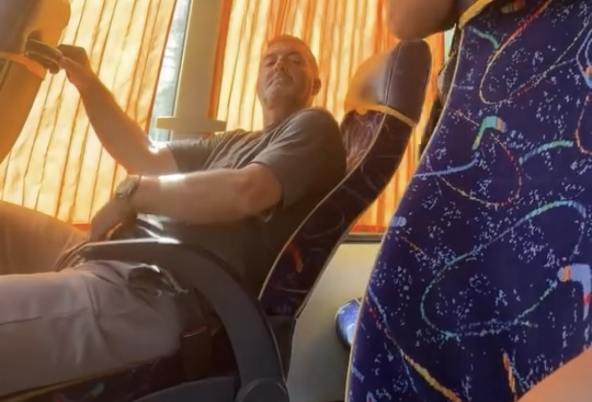 M*niakët e autobusëve sa vijnë e shtohen: Sheh vajzën drejt e në sy dhe vetëpreket