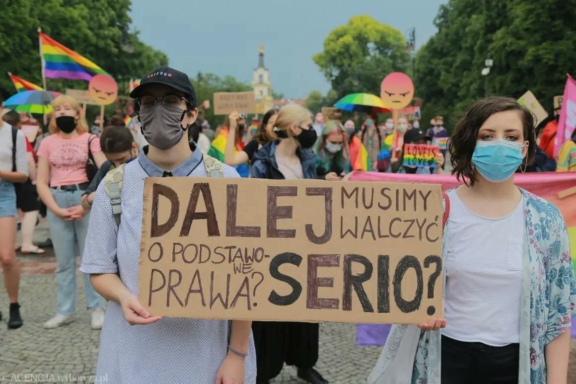Polonia ndalon njohjen e martesave të së njëjtës gjini të lidhura jashtë vendit