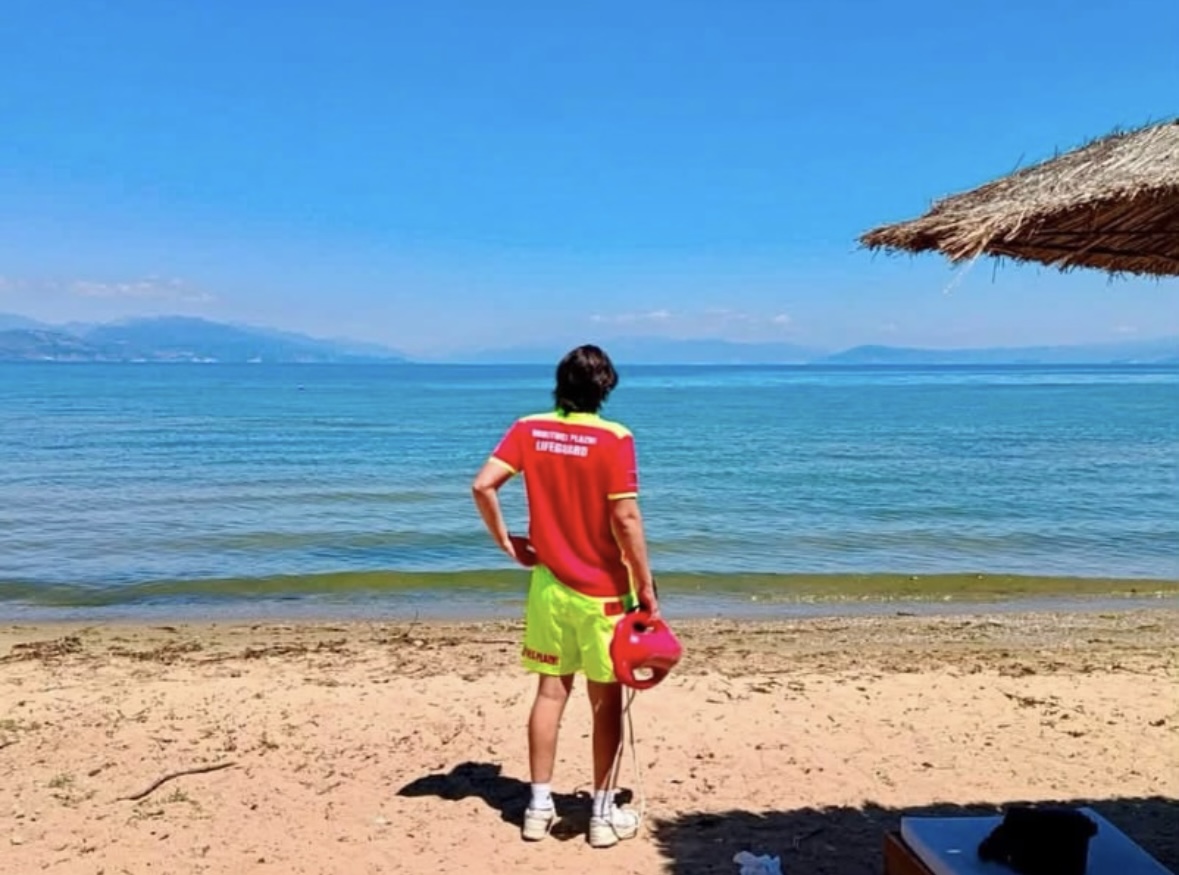 Rojet bregdetare në Pogradec si askund tjetër  Pozojnë për Gonxhen me çorapë dhe atlete