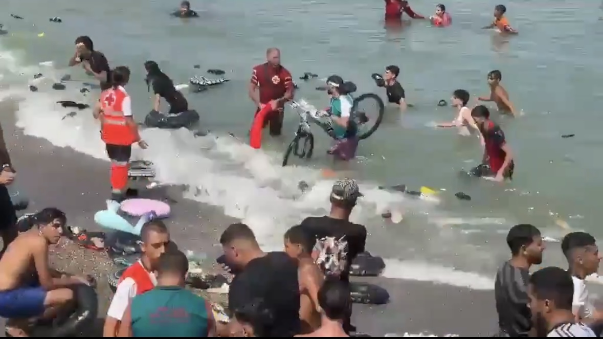 40.000 emigrantë kalojnë kufirin nga Maroku, njëri noton me biçikletën mbi supe
