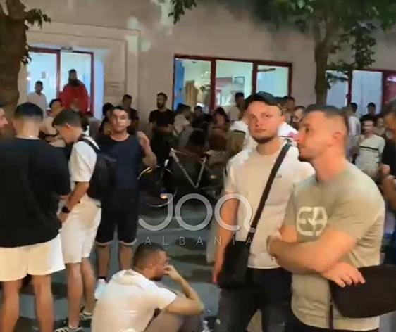  Nuk jeni vetëm   qytetarët në kor para komisariatit nr 3  Lironi çunat 