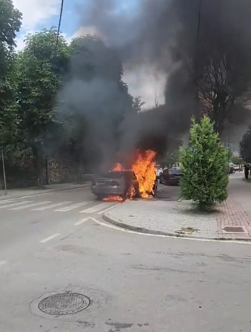 “Benz-i” në Korçë shkrumbohet nga flakët