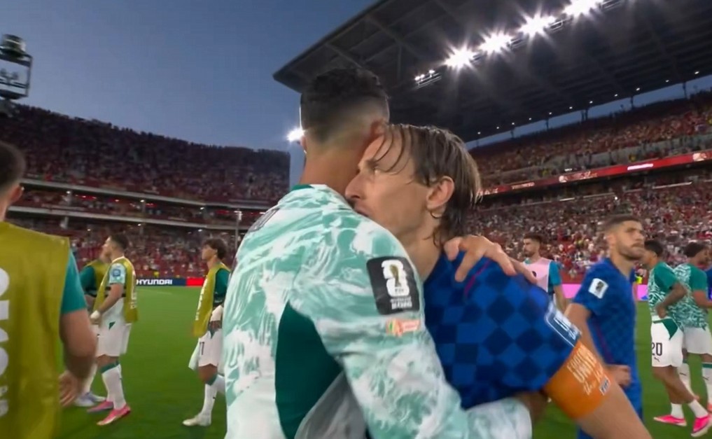 Përqafimi i dy gjigantëve të futbollit, Modriç dhe Ronaldo fundi i një epoke