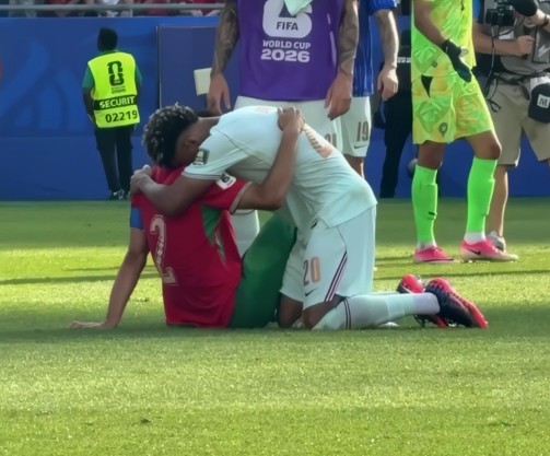 Pas fitores francezët përqafojnë lojtarët e Marokut
