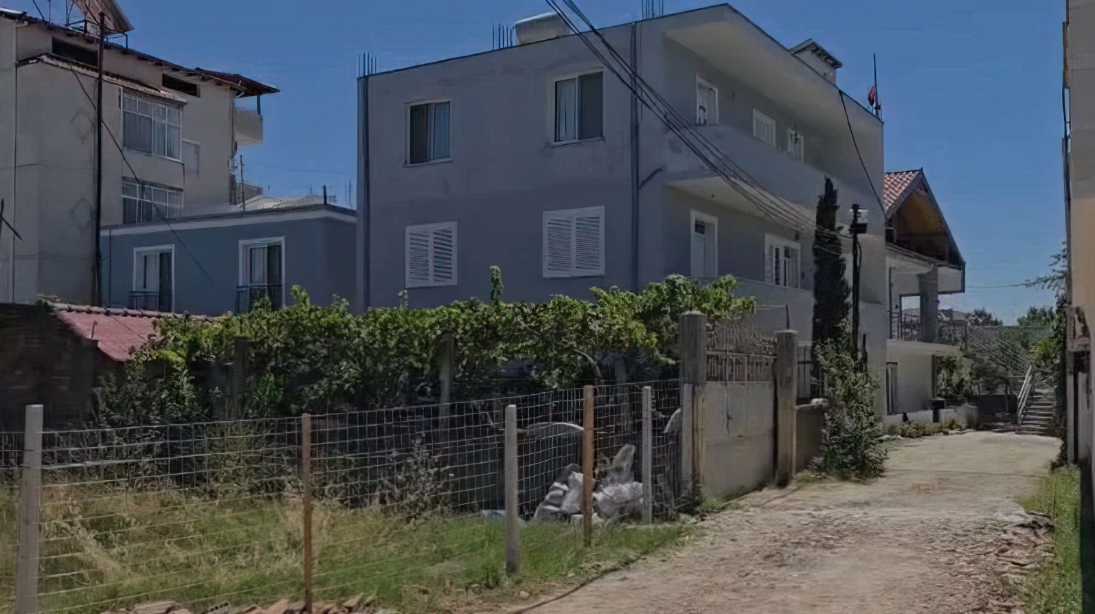 Plagosja në Durrës, flet fqinja: Më kërkoi ndihmë, shkallët i zbriti vetë edhe pse ishte larë në gjak