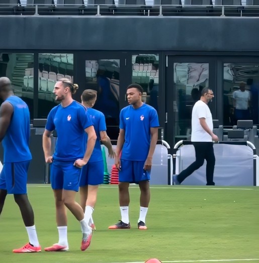 Mbappe lë pas shqetësimet fizike dhe stërvitet me skuadrën për ndeshjen me Anglinë