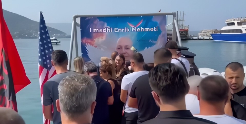 Lamtumira e fundit  Trëndafila të bardhë hidhen në det në kujtim të Enrikut