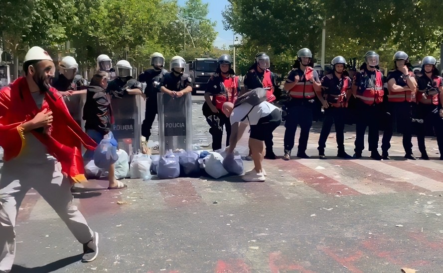 Protestuesit mbledhin plehrat e hedhura gjatë tubimit dhe i vendosin para policëve