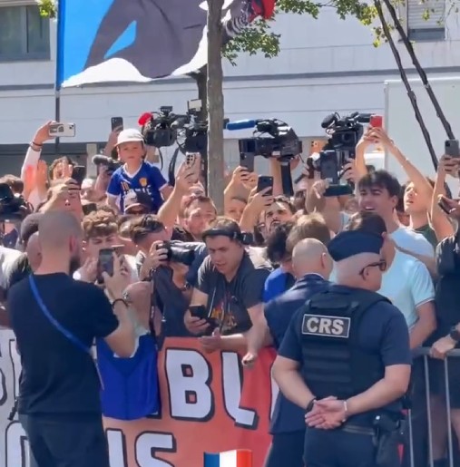 Franca në festë, Zidane pritet si hero kombëtar: Rikthimi që ndezi shpresat e “Les Bleus”