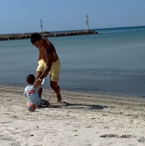Martínez luan “futboll” me djalin e tij teksa shijojnë pushimet