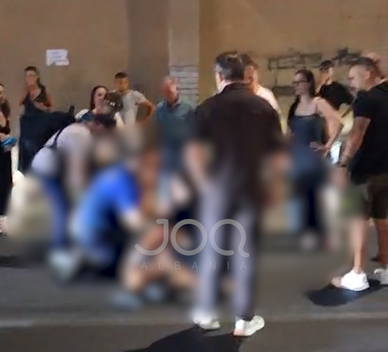 Taksia përplaset me skuterin  plagosen dy të miturit  Njëri prej tyre humbi ndjenjat