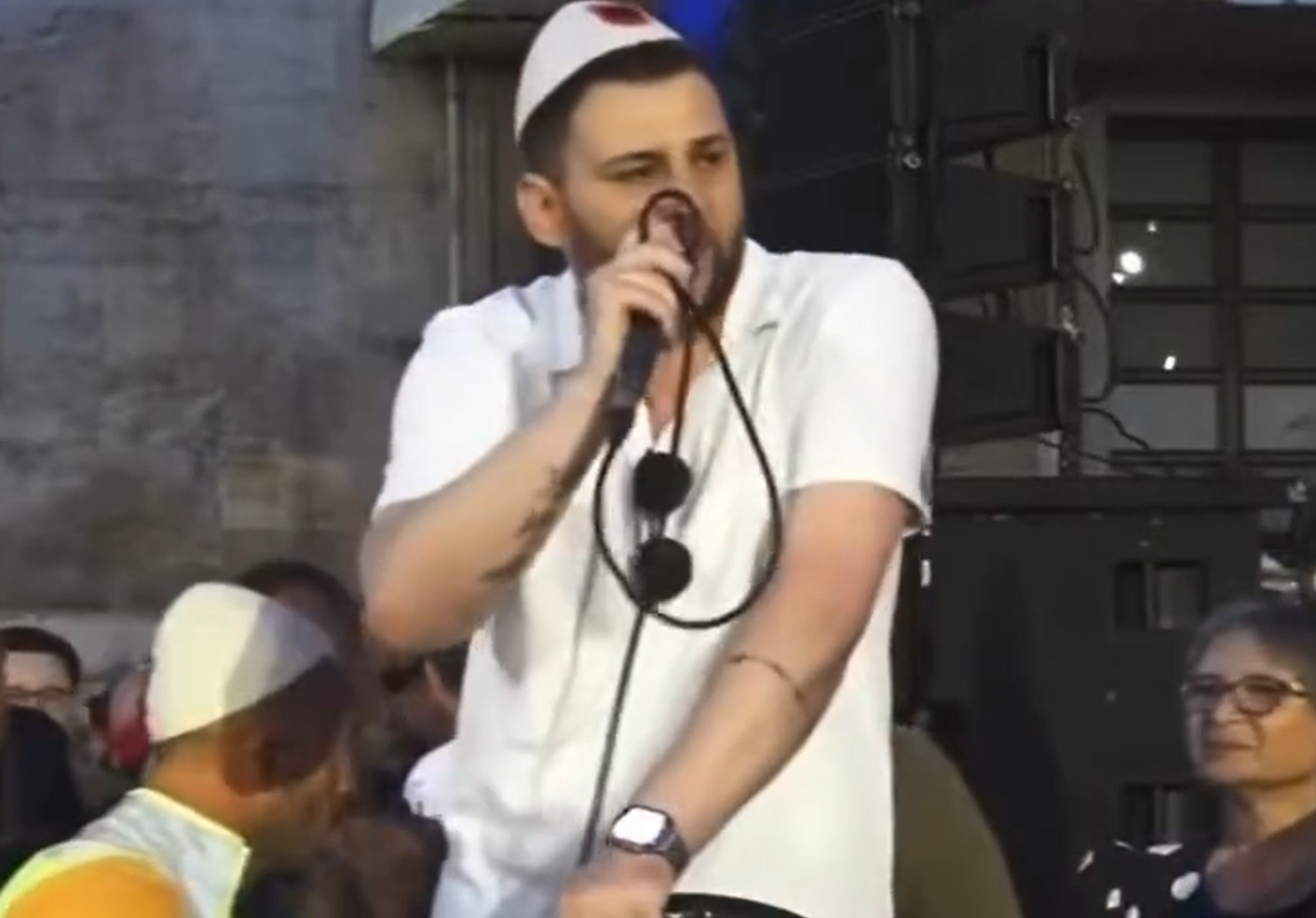 I riu në protestë  Nuk flas me prindërit prej 30 ditësh  se u kam sharë Berishën