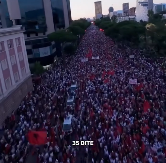 Pamje madhështore me dron  Mijëra qytetarë mbushën Bulevardin  Dëshmorët e Kombit  në ditën e 35 të të protestës