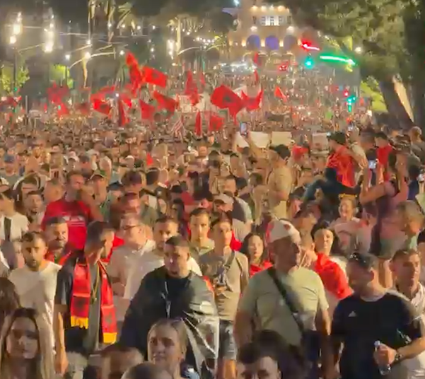  O Erion  o legen  prite Ramën se po vjen   qytetarët nisin marshimin në rrugët e kryeqytetit