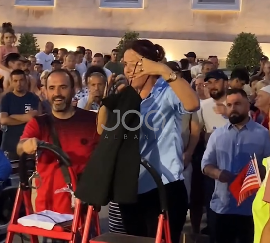 Protestuesja i çon Ramës një fustan të zi para Kryeministrisë