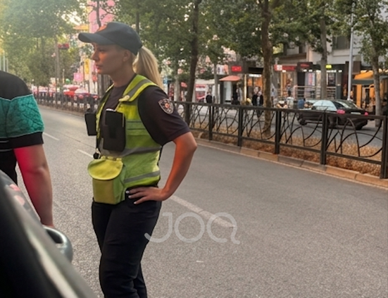  Burri e kishte rripin   qytetarja denoncon efektiven e Rrugores  Na vendosi gjobë të padrejtë dhe u soll me arrogancë