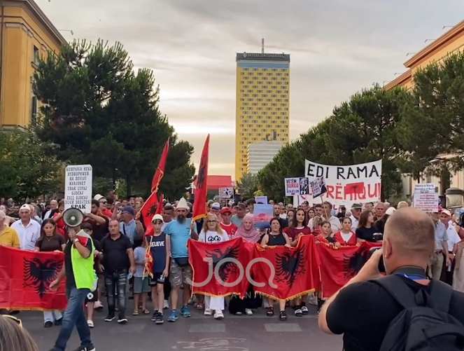  Edi Rama o legen  prite popullin se po vjen   dita e 39 të e protestës qytetare