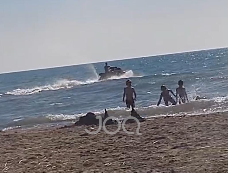  JetSki të lundrojnë pranë bregut  po na rrezikojnë fëmijët  