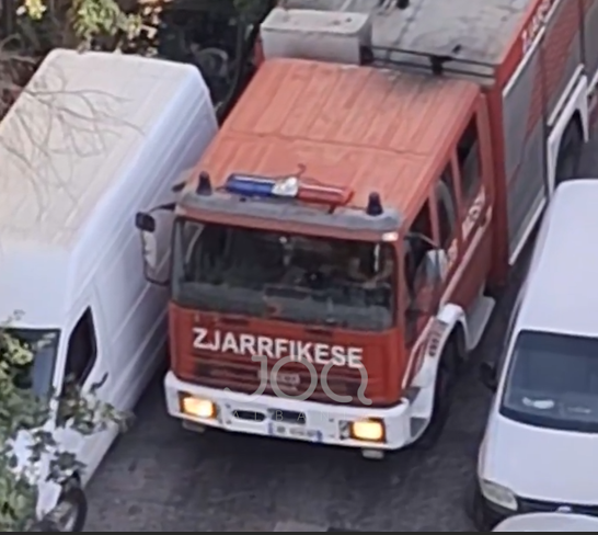 Sfida me parkimet e gabuara  Si kthehen rrugët e Durrësit në makth për zjarrfikësen