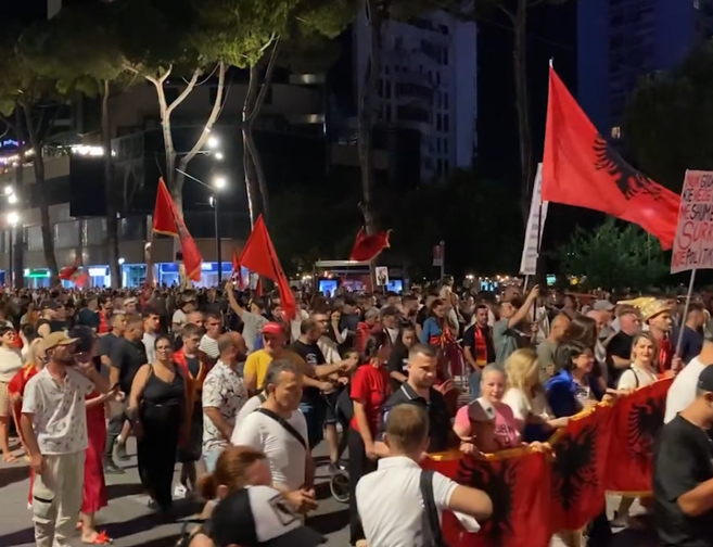 “Edi Rama, o tradhtar, jep dorëheqjen sa më parë”, qytetarët nisin marshimin
