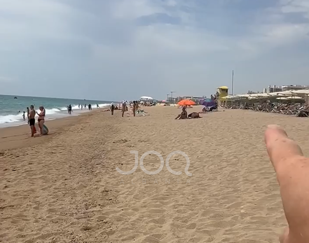  Në Spanjë plazhi është i të gjithëve  këtu nuk të përzë askush 
