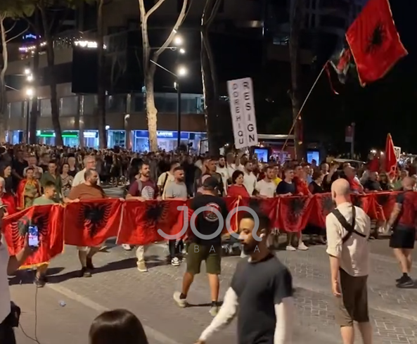 Dita e 60-të e protestës, qytetarët marshojnë në Tiranë: “Rama, jep dorëheqjen!”