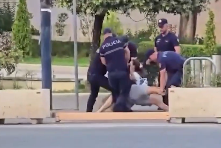 Policia shoqëron me forcë një person pranë Kryeministrisë  e tërheqin zvarrë