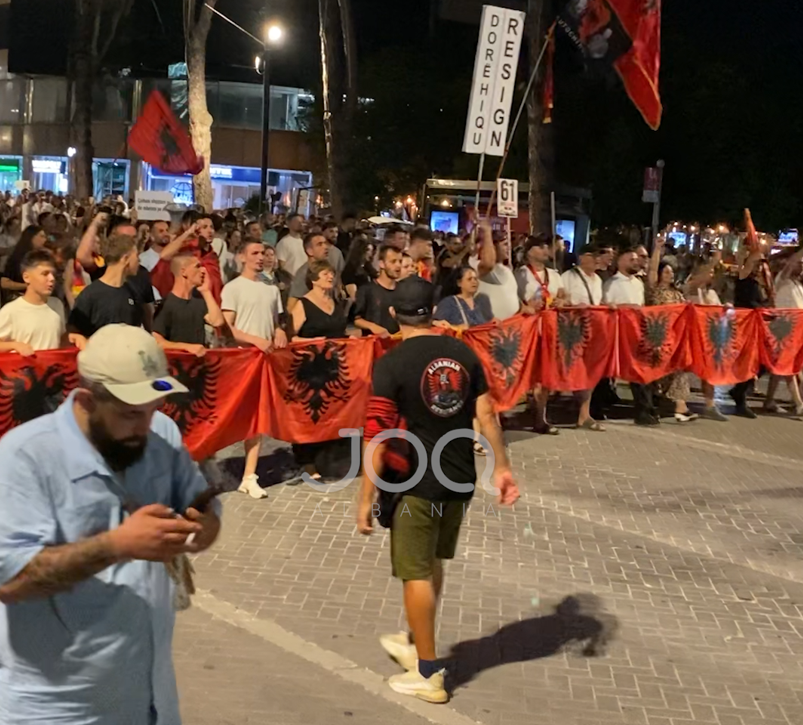 61 ditë rezistencë, nis marshimi i qytetarëve: Shqipëria kërkon revolucion!
