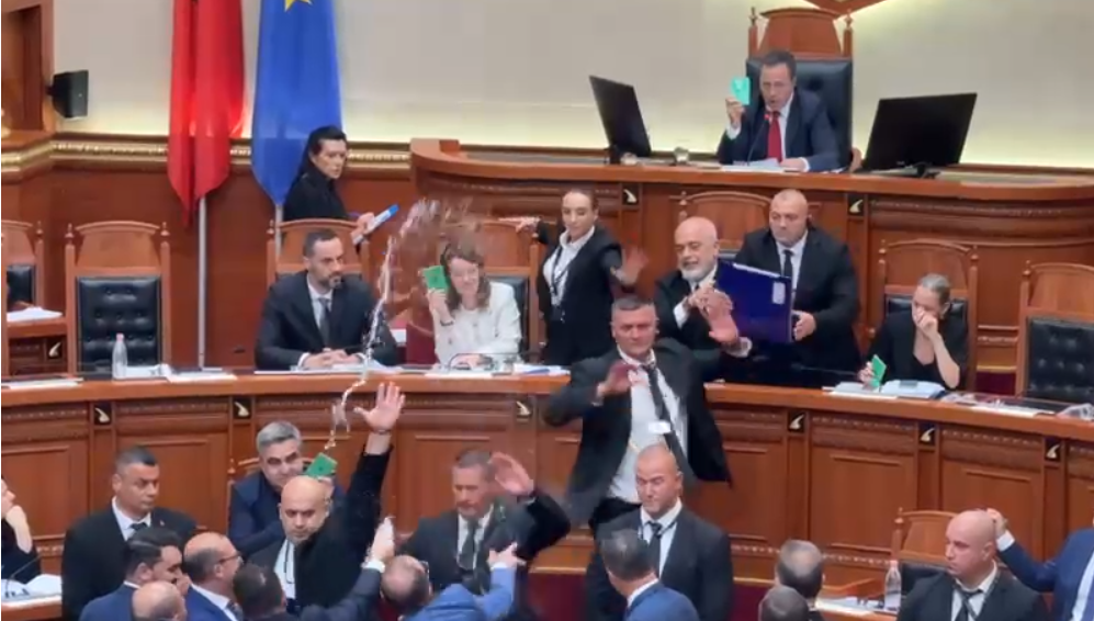 Demokratët freskojnë me ujë Ramën në këto ditë të nxehta vere