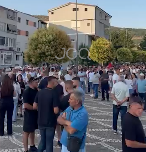 Qytetarët e Përrenjasit ngrihen në protestë kundër bashkimit me Librazhdin