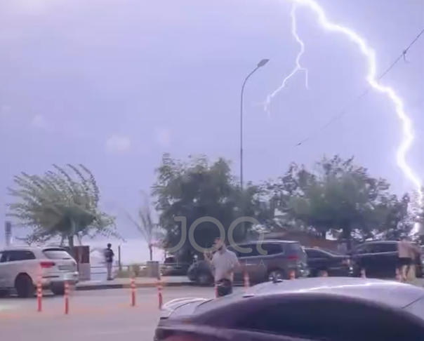 Rrufeja godet pranë plazhit në Himarë  pushuesit vrapojnë për t u strehuar