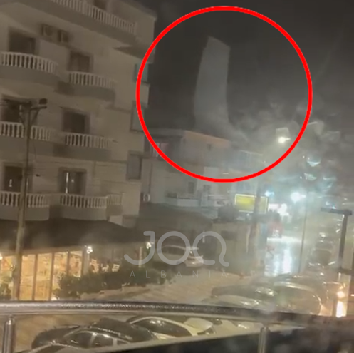 Stuhia në Sarandë  Era e fortë merr me vete tendën e një lokali  shkëndija pasi bie mbi telat e korentit