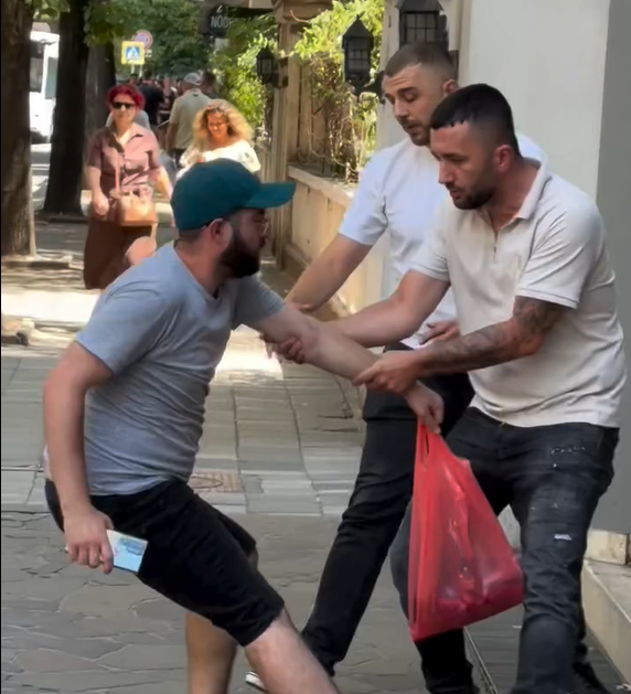 Dy civilë tentojnë të marrin me forcë një qytetar në mes të rrugës
