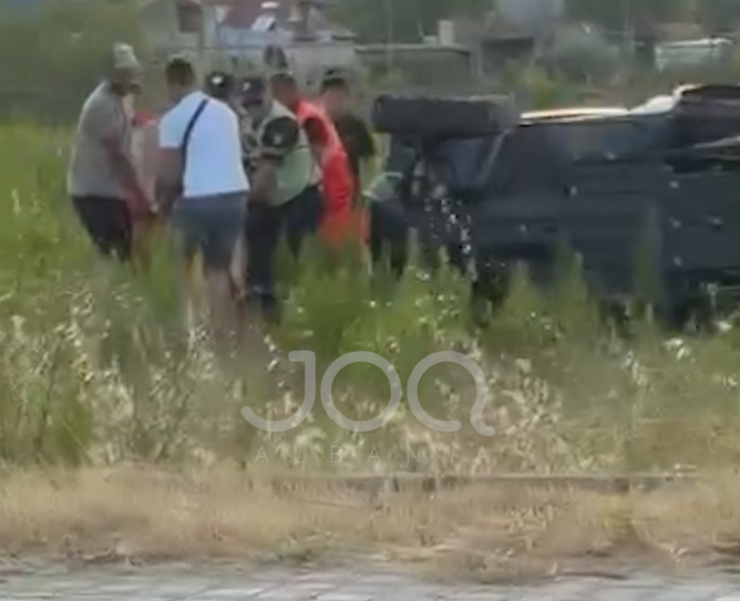 Makina del nga rruga dhe përfundon e përmbysur në Mëzez, ka të lënduar
