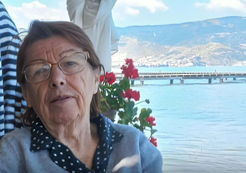 Zhduket një e moshuar në Golem  kërkohet ndihmë për gjetjen e saj