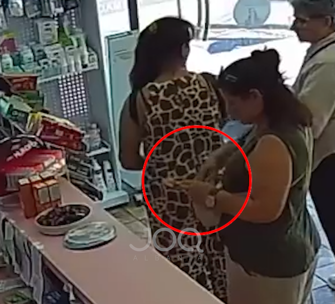 Klientja kapet ‘mat’ duke marrë një krem dielli në farmaci: Pagoi njërin, tjetrin e futi në çantë!